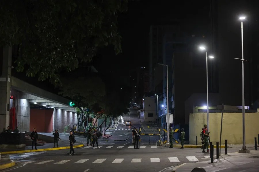 Militares custodian las inmediaciones del Palacio Presidencial de Miraflores tras varias detonaciones y explosiones en la madrugada de este sábado en Caracas, Venezuela. EFE/Miguel Gutiérrez