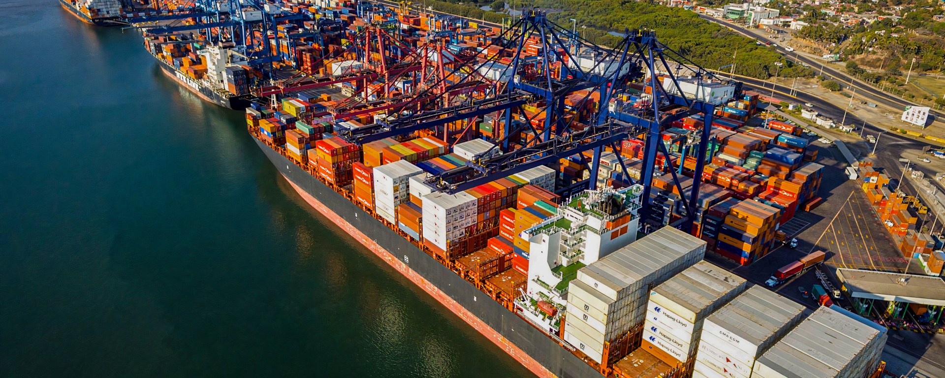 Buque y contenedores