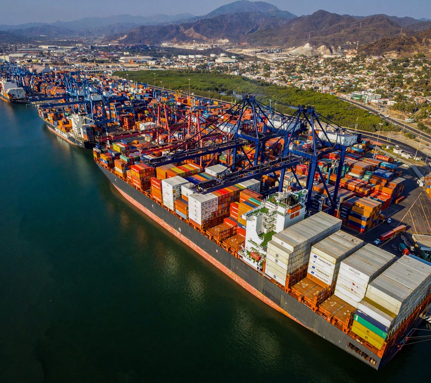 Buque y contenedores