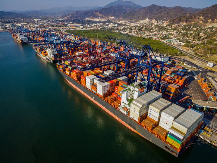 Buque y contenedores