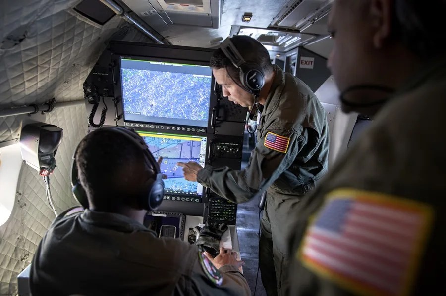 Operador de radar de la Guardia Costera de los Estados Unidos | EFE/Cristobal Herrera-Ulashkevich