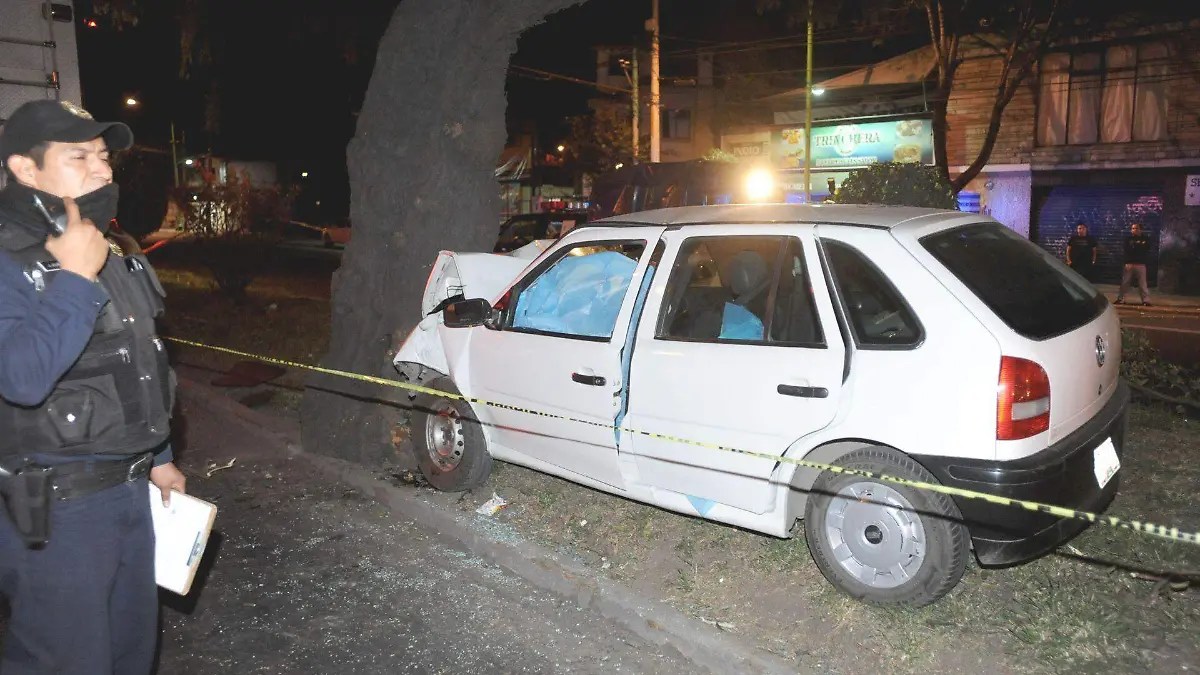 Vehículo siniestrado y policia