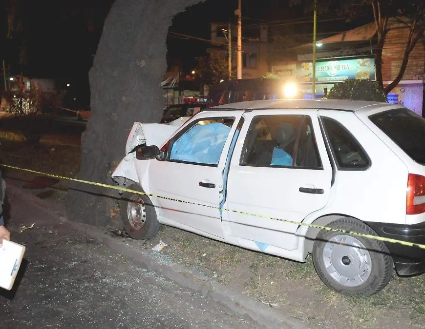 Vehículo siniestrado y policia