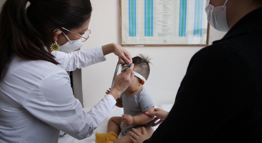 Medico atiende a bebe