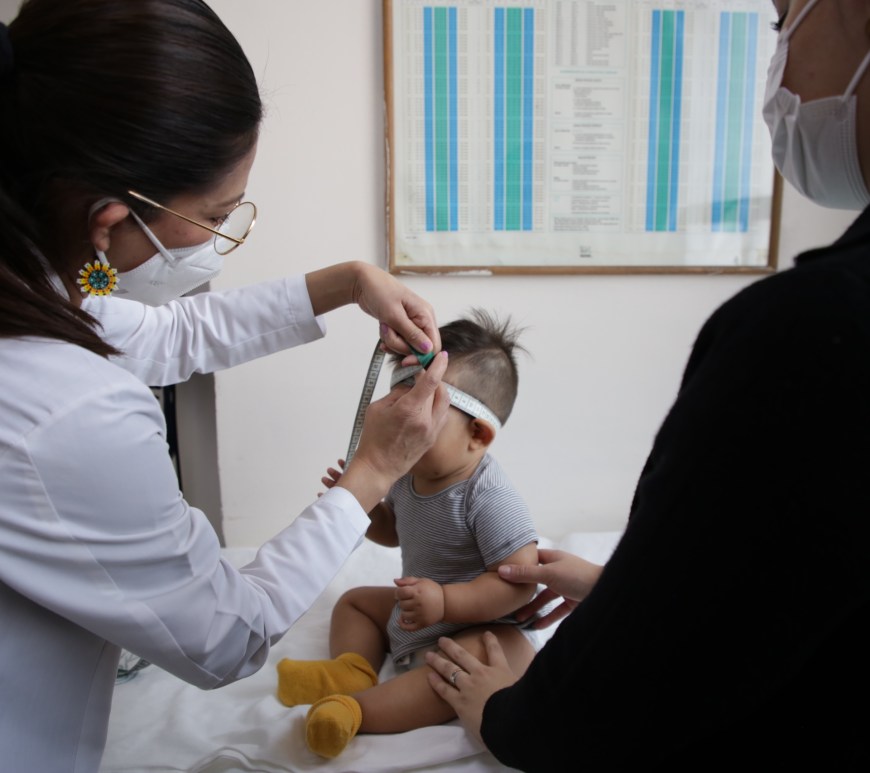 Medico atiende a bebe