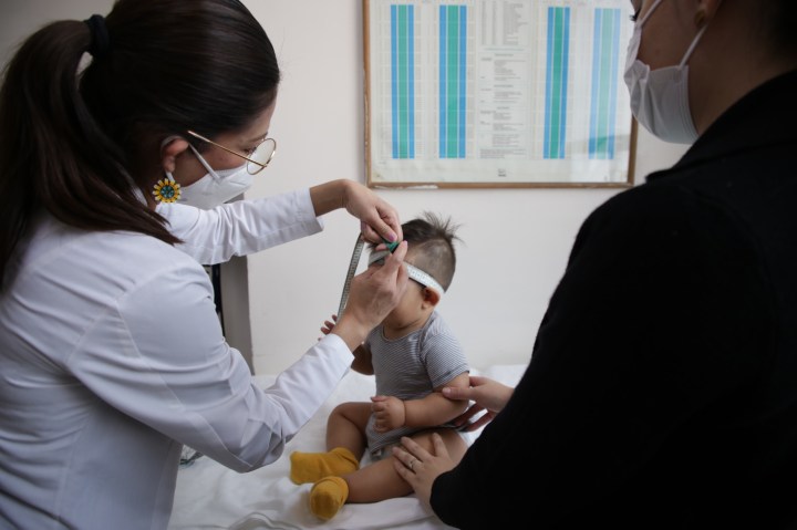 Medico atiende a bebe