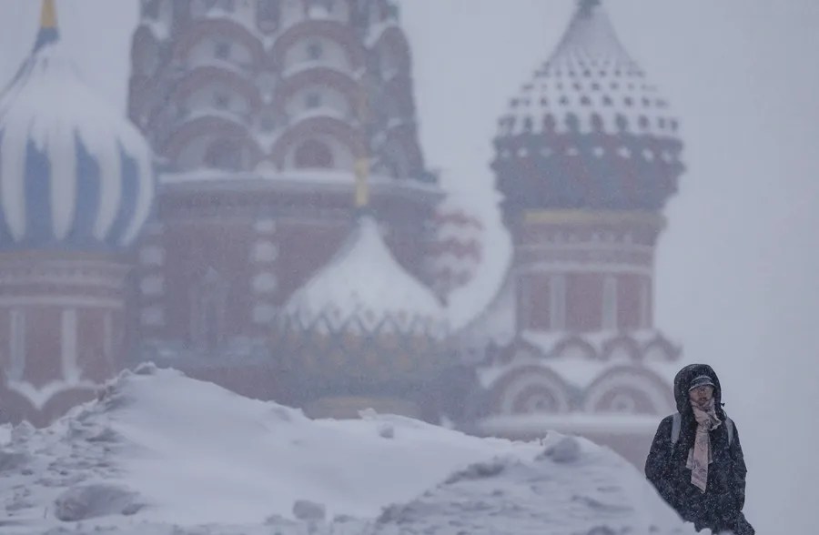 Una mujer camina por la Plaza Roja de Moscú en plena nevada. | EFE/EPA/Sergei Ilnitsky