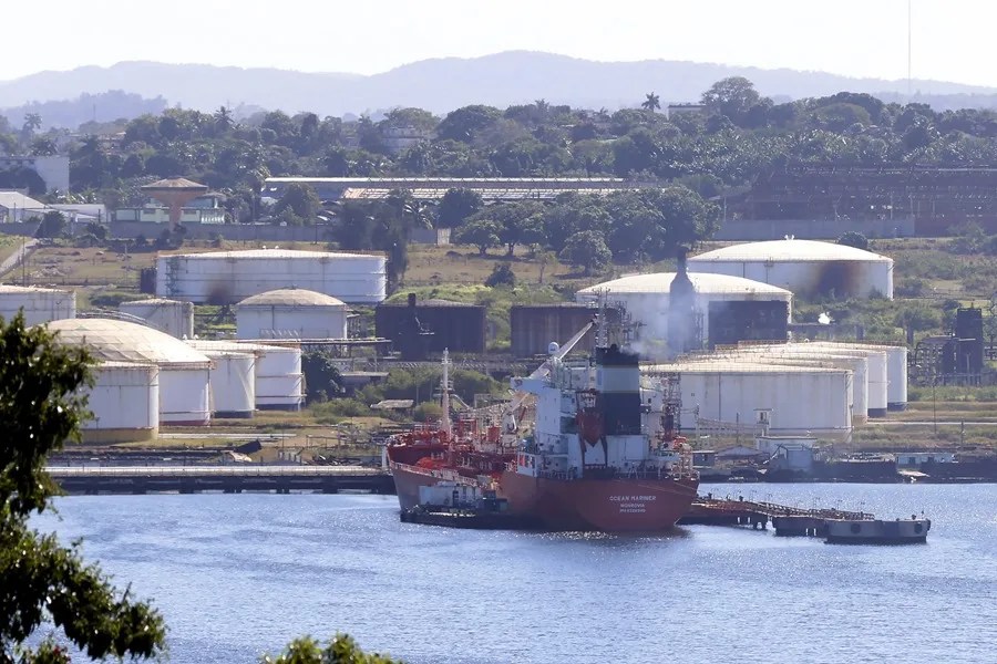 Buque petrolero Ocean Mariner frente a los muelles de la refinería Ñico López este sábado, en La Habana (Cuba) | EFE/ Ernesto Mastrascusa