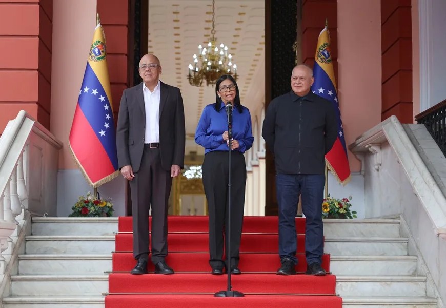 La presidenta encargada de Venezuela, Delcy Rodríguez (c), habla junto al presidente de la Asamblea Nacional de Venezuela, Jorge Rodríguez (i), y el ministro del Interior y Justicia, Diosdado Cabello (d), el 14 de enero de 2026. EFE/ Miguel Gutiérrez