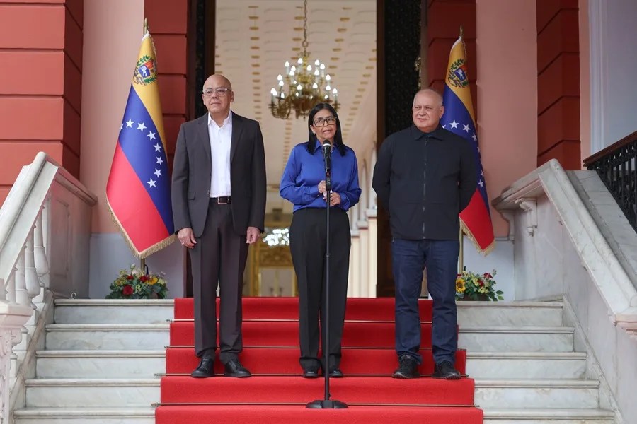 La presidenta encargada de Venezuela, Delcy Rodríguez (c), habla junto al presidente de la Asamblea Nacional de Venezuela, Jorge Rodríguez (i), y el ministro del Interior y Justicia, Diosdado Cabello (d), el 14 de enero de 2026. EFE/ Miguel Gutiérrez