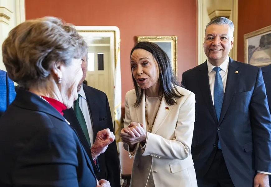 La líder de la oposición venezolana y ganadora del Premio Nobel de la Paz, María Corina Machado (c), saluda a senadores estadounidenses, este 15 de enero de 2025, luego de una reunión con el presidente Donald Trump en Washington. EFE/Jim Lo Scalzo
