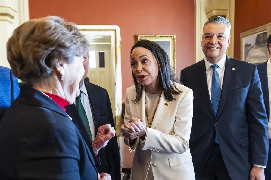 La líder de la oposición venezolana y ganadora del Premio Nobel de la Paz, María Corina Machado (c), saluda a senadores estadounidenses, este 15 de enero de 2025, luego de una reunión con el presidente Donald Trump en Washington. EFE/Jim Lo Scalzo
