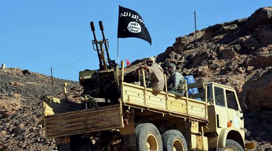 Imagen que muestra a miembros de Al Qaeda junto a una batería anti aérea, en una fotografía de archivo. EFE/Stringer