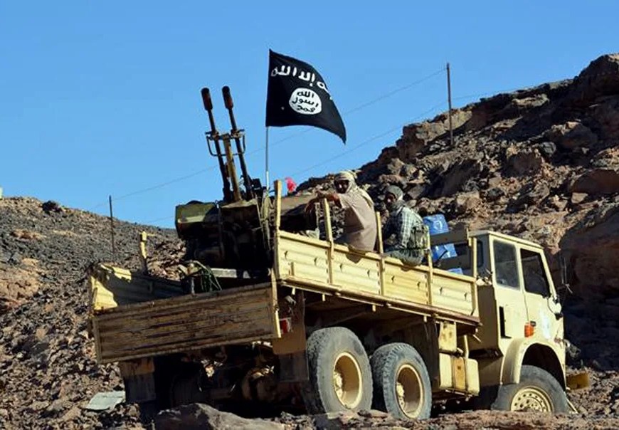 Imagen que muestra a miembros de Al Qaeda junto a una batería anti aérea, en una fotografía de archivo. EFE/Stringer