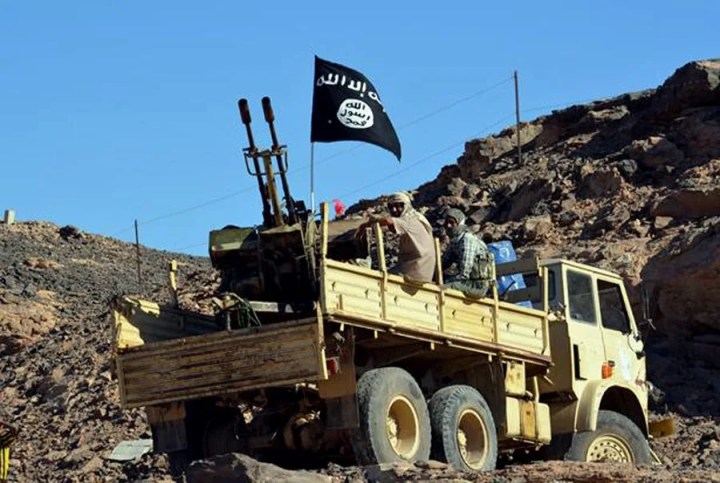 Imagen que muestra a miembros de Al Qaeda junto a una batería anti aérea, en una fotografía de archivo. EFE/Stringer