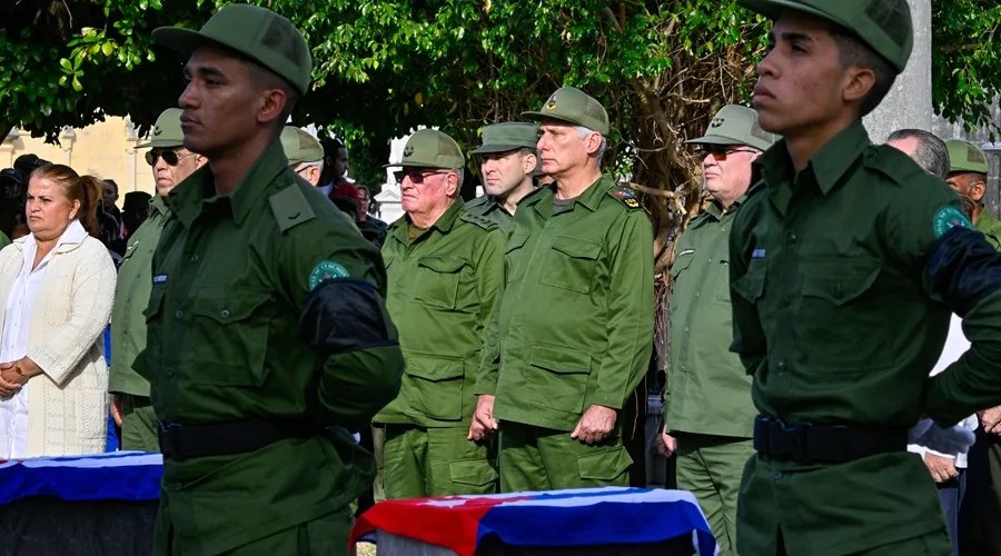 Fotografía de archivo del presidente de Cuba, Miguel Diaz-Canel (c), junto al Ministro de las Fuerzas Armadas Revolucionarias (FAR), Alvaro López Miera (c-i) y el Ministro del Interior, Lázaro Alberto Álvarez Casas (2-d), en La Habana (Cuba). EFE/ Adalberto Roque