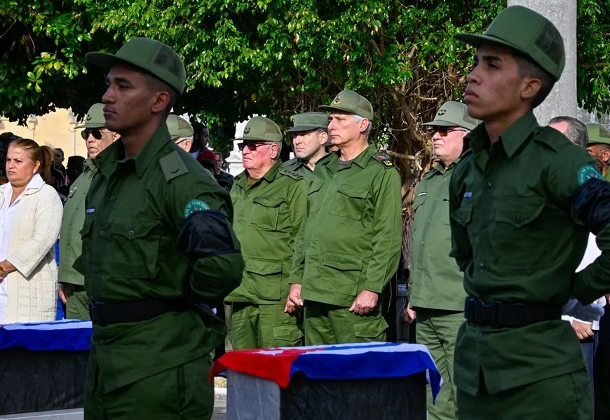 Fotografía de archivo del presidente de Cuba, Miguel Diaz-Canel (c), junto al Ministro de las Fuerzas Armadas Revolucionarias (FAR), Alvaro López Miera (c-i) y el Ministro del Interior, Lázaro Alberto Álvarez Casas (2-d), en La Habana (Cuba). EFE/ Adalberto Roque