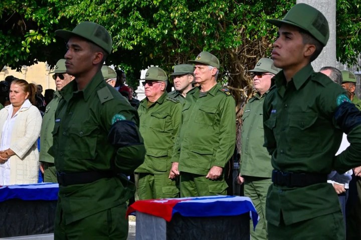 Fotografía de archivo del presidente de Cuba, Miguel Diaz-Canel (c), junto al Ministro de las Fuerzas Armadas Revolucionarias (FAR), Alvaro López Miera (c-i) y el Ministro del Interior, Lázaro Alberto Álvarez Casas (2-d), en La Habana (Cuba). EFE/ Adalberto Roque


