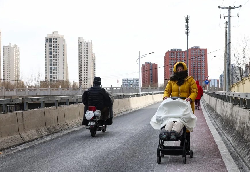 Personas caminan por una calle en Pekín, China, el 19 de enero de 2026. EFE/EPA/Wu Hao