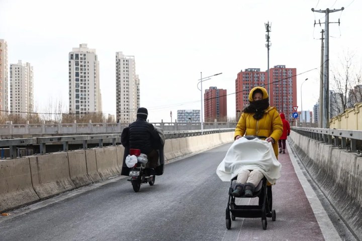 Personas caminan por una calle en Pekín, China, el 19 de enero de 2026. EFE/EPA/Wu Hao

