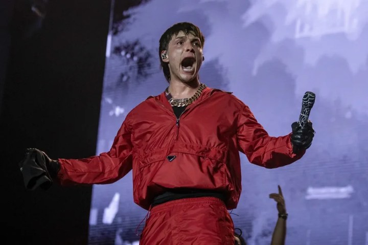 Fotografía de archivo del cantante de corridos tumbados Peso Pluma. EFE/Miguel Sierra

