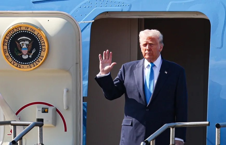 El presidente de Estados Unidos, Donald Trump, saluda al desembarcar del Air Force One, en una fotografía de archivo. EFE/EPA/Yonhap