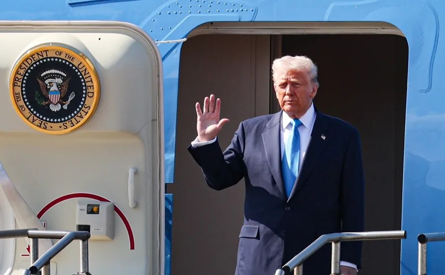 El presidente de Estados Unidos, Donald Trump, saluda al desembarcar del Air Force One, en una fotografía de archivo. EFE/EPA/Yonhap