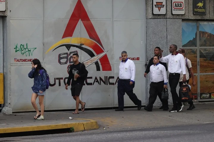 Personas caminan por una calle en Caracas | EFE/ Ronald Peña