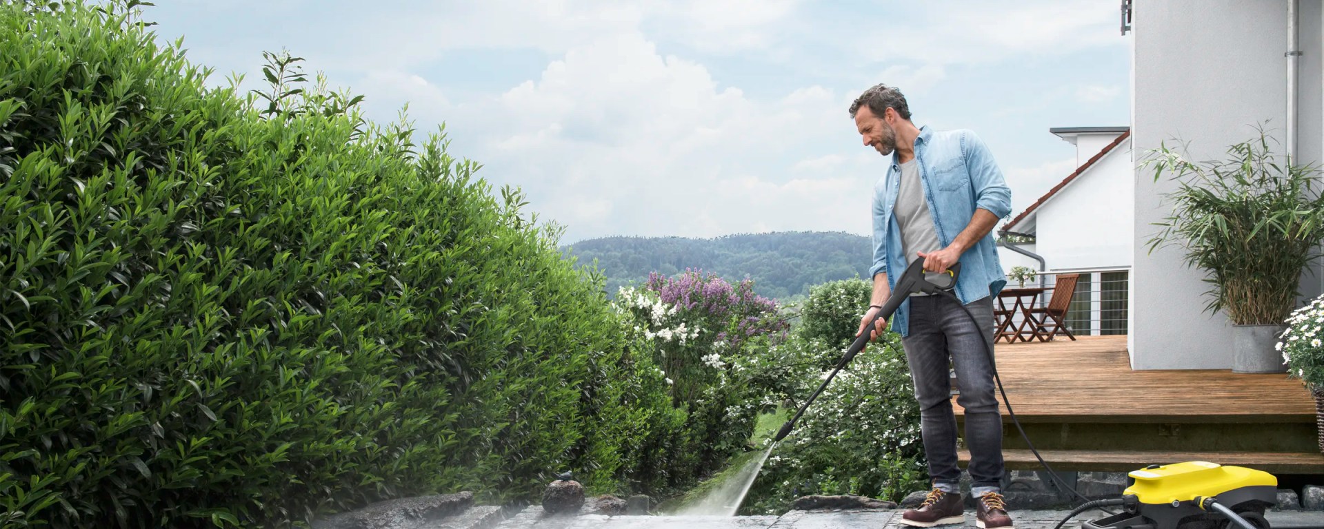 Persona limpia su patio