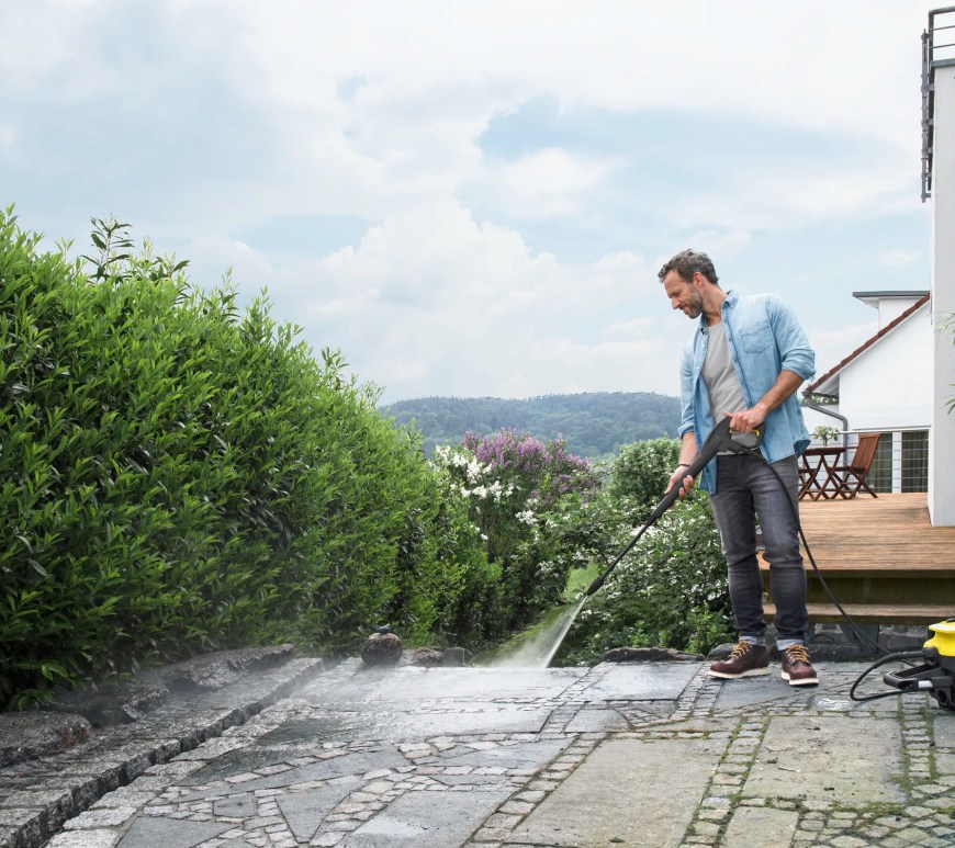 Persona limpia su patio