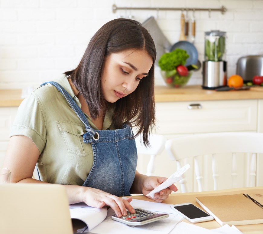 Mujer hace cuentas
