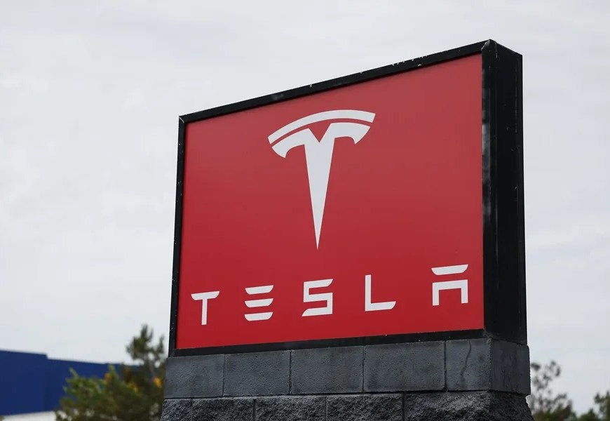 Fotografía de archivo del logo de Tesla a las afueras de un showroom en Burbank, California, EE.UU. EFE/ Caroline Brehman