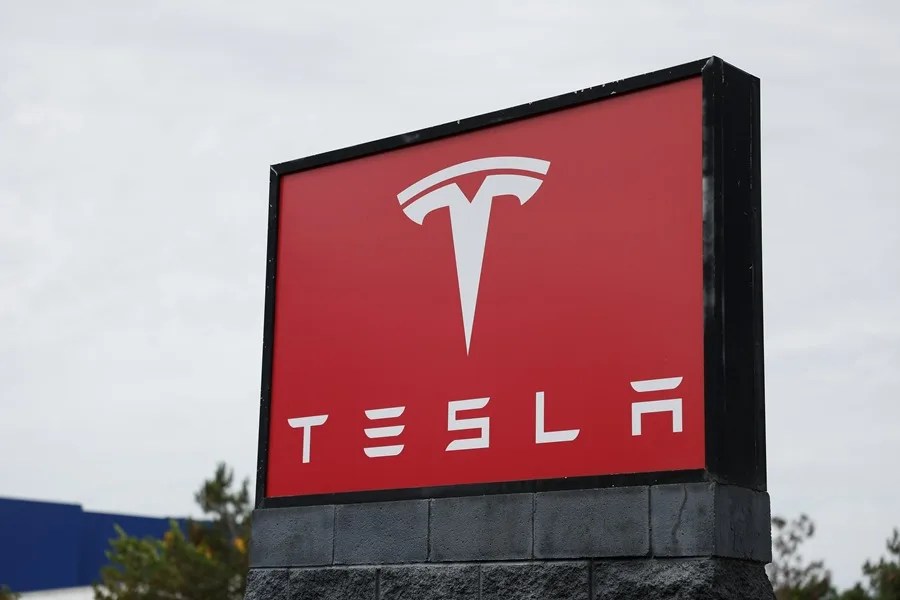Fotografía de archivo del logo de Tesla a las afueras de un showroom en Burbank, California, EE.UU. EFE/ Caroline Brehman