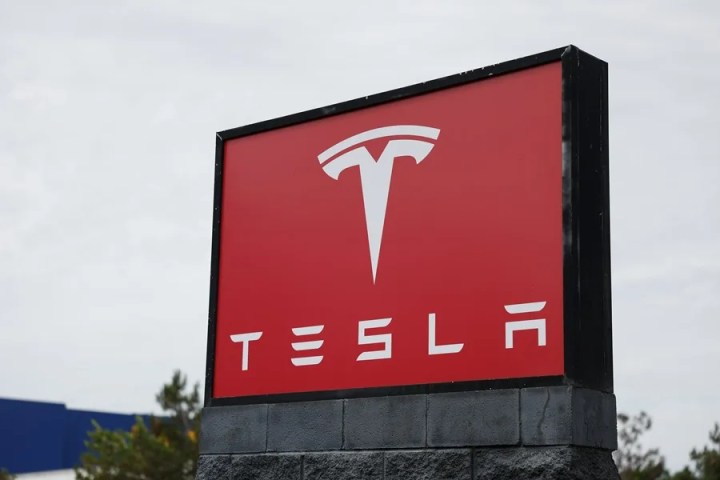 Fotografía de archivo del logo de Tesla a las afueras de un showroom en Burbank, California, EE.UU. EFE/ Caroline Brehman