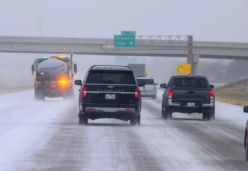 Fotografía de varios vehículos andando sobre una vía cubierta de nieve, en Dallas, Texas (EE.UU.). EFE/EPA/ Jerome Miron
