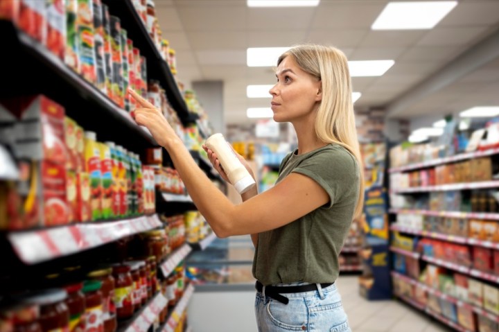 Mujer en supermercado