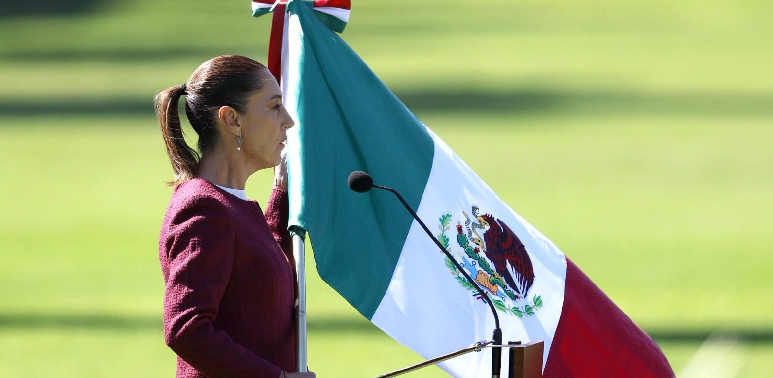 Claudia Sheinbaum con bandera