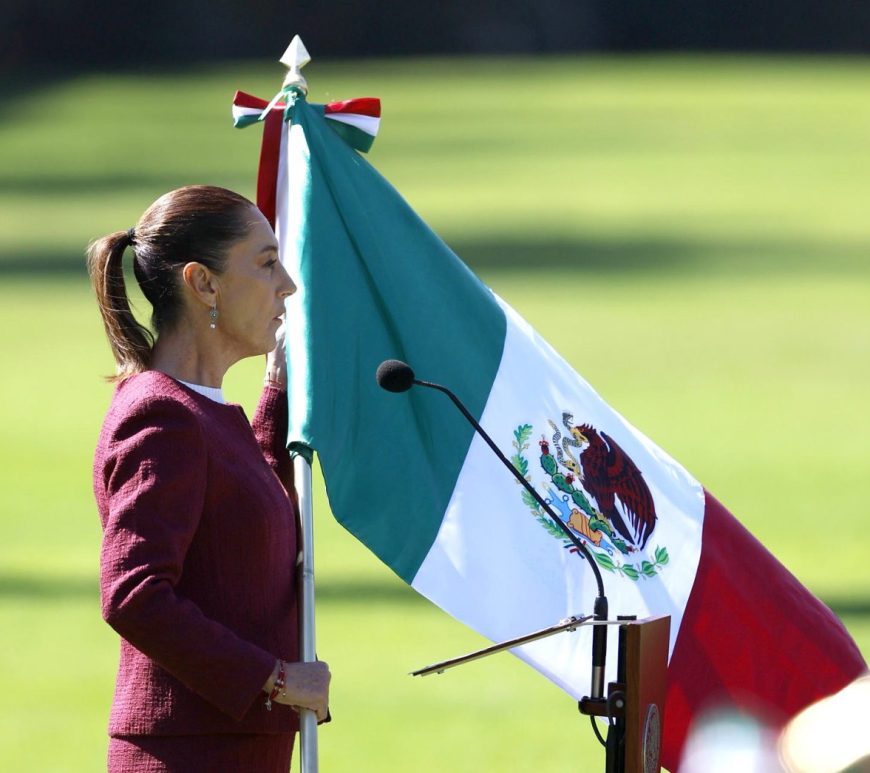 Claudia Sheinbaum con bandera