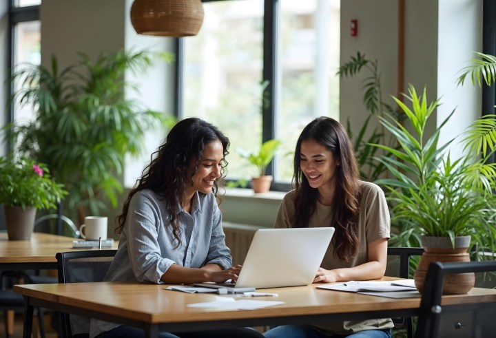 Mujeres trabajan en mesa