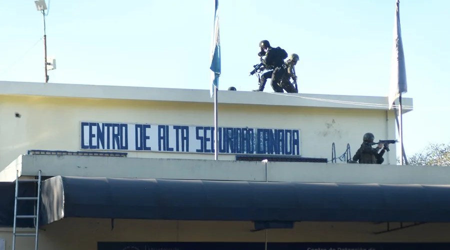 Integrantes de las Fuerzas Especiales y del Ejército participan en el operativo para tomar el control de la cárcel de máxima seguridad denominada 'Renovación I' este domingo, en Escuintla (Guatemala). EFE/ Alex Cruz