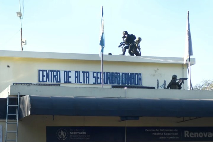 Integrantes de las Fuerzas Especiales y del Ejército participan en el operativo para tomar el control de la cárcel de máxima seguridad denominada 'Renovación I' este domingo, en Escuintla (Guatemala). EFE/ Alex Cruz

