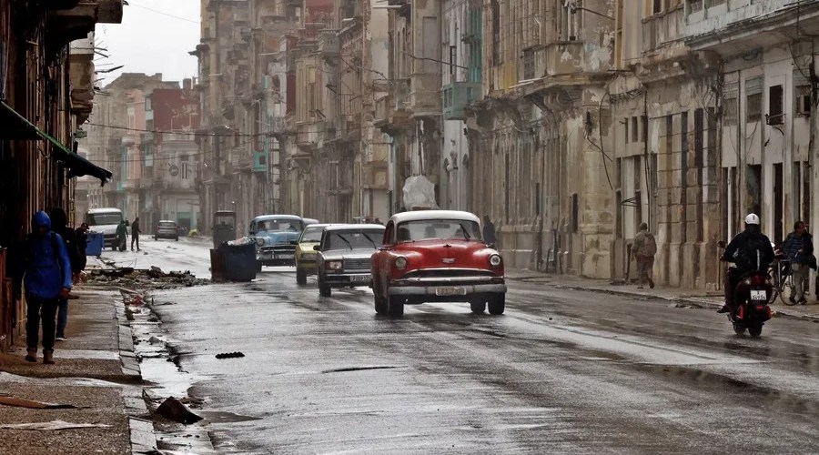 Fotografía del 01 de febrero de 2026 de vehículos bajo la lluvia en La Habana (Cuba). EFE/ Ernesto Mastrascusa
