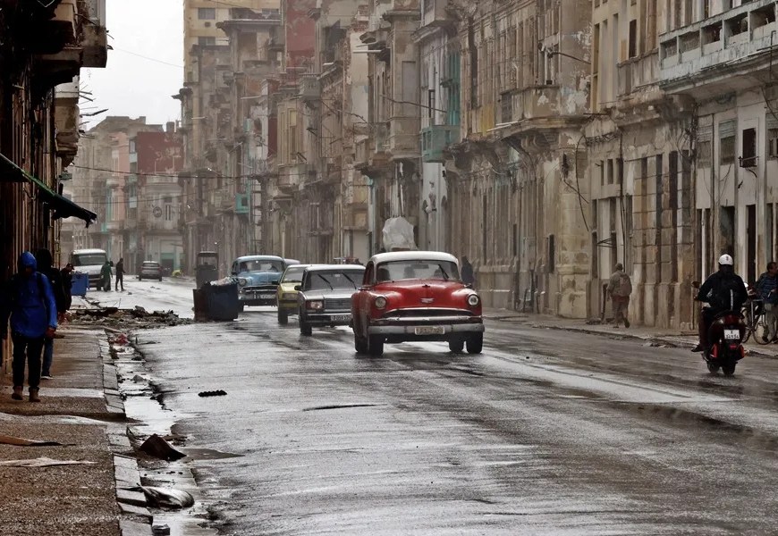 Fotografía del 01 de febrero de 2026 de vehículos bajo la lluvia en La Habana (Cuba). EFE/ Ernesto Mastrascusa