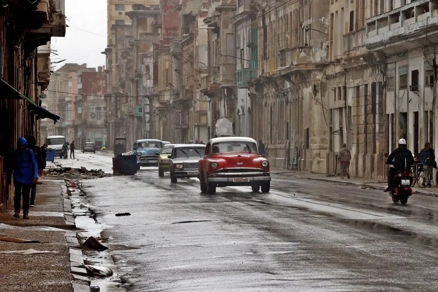 Fotografía del 01 de febrero de 2026 de vehículos bajo la lluvia en La Habana (Cuba). EFE/ Ernesto Mastrascusa