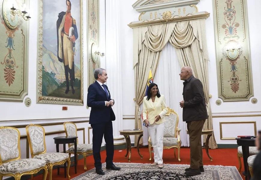 Fotografía cedida por el Palacio de Miraflores que muestra a la presidenta encargada, Delcy Rodríguez (c) hablando junto a al expresidente del Gobierno español, José Luis Rodríguez Zapatero (i), y el presidente de la Asamblea Nacional de Venezuela, Jorge Rodríguez este viernes. EFE/ Marcelo Garcia/ Palacio De Miraflores