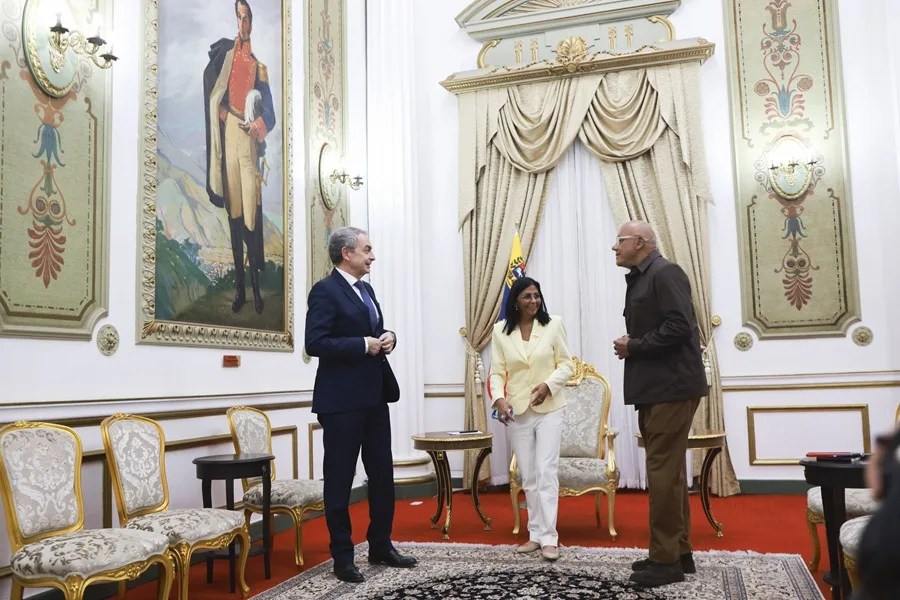 Fotografía cedida por el Palacio de Miraflores que muestra a la presidenta encargada, Delcy Rodríguez (c) hablando junto a al expresidente del Gobierno español, José Luis Rodríguez Zapatero (i), y el presidente de la Asamblea Nacional de Venezuela, Jorge Rodríguez este viernes. EFE/ Marcelo Garcia/ Palacio De Miraflores