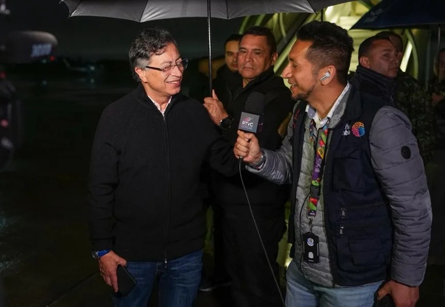Fotografía cedida por la Presidencia de Colombia del presidente colombiano Gustavo Petro ofreciendo declaraciones antes de viajar a EE.UU. EFE/ Presidencia de Colombia