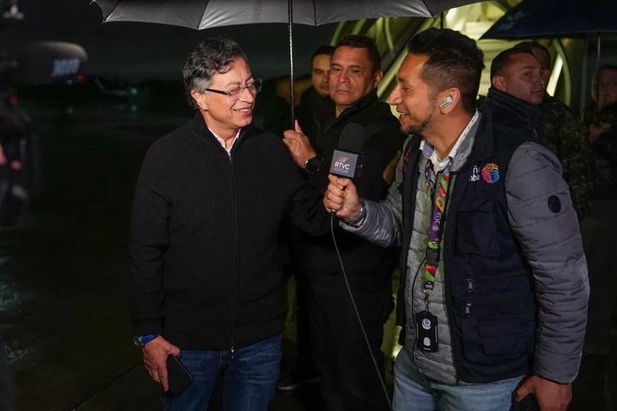 Fotografía cedida por la Presidencia de Colombia del presidente colombiano Gustavo Petro ofreciendo declaraciones antes de viajar a EE.UU. EFE/ Presidencia de Colombia