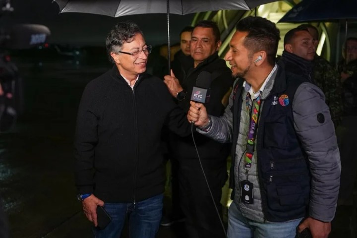 Fotografía cedida por la Presidencia de Colombia del presidente colombiano Gustavo Petro ofreciendo declaraciones antes de viajar a EE.UU. EFE/ Presidencia de Colombia