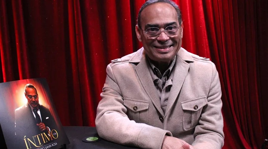 El cantante puertorriqueño Gilberto Santa Rosa posa para EFE durante una entrevista, en Miami, Florida. EFE/ Pedro Pablo Cortés